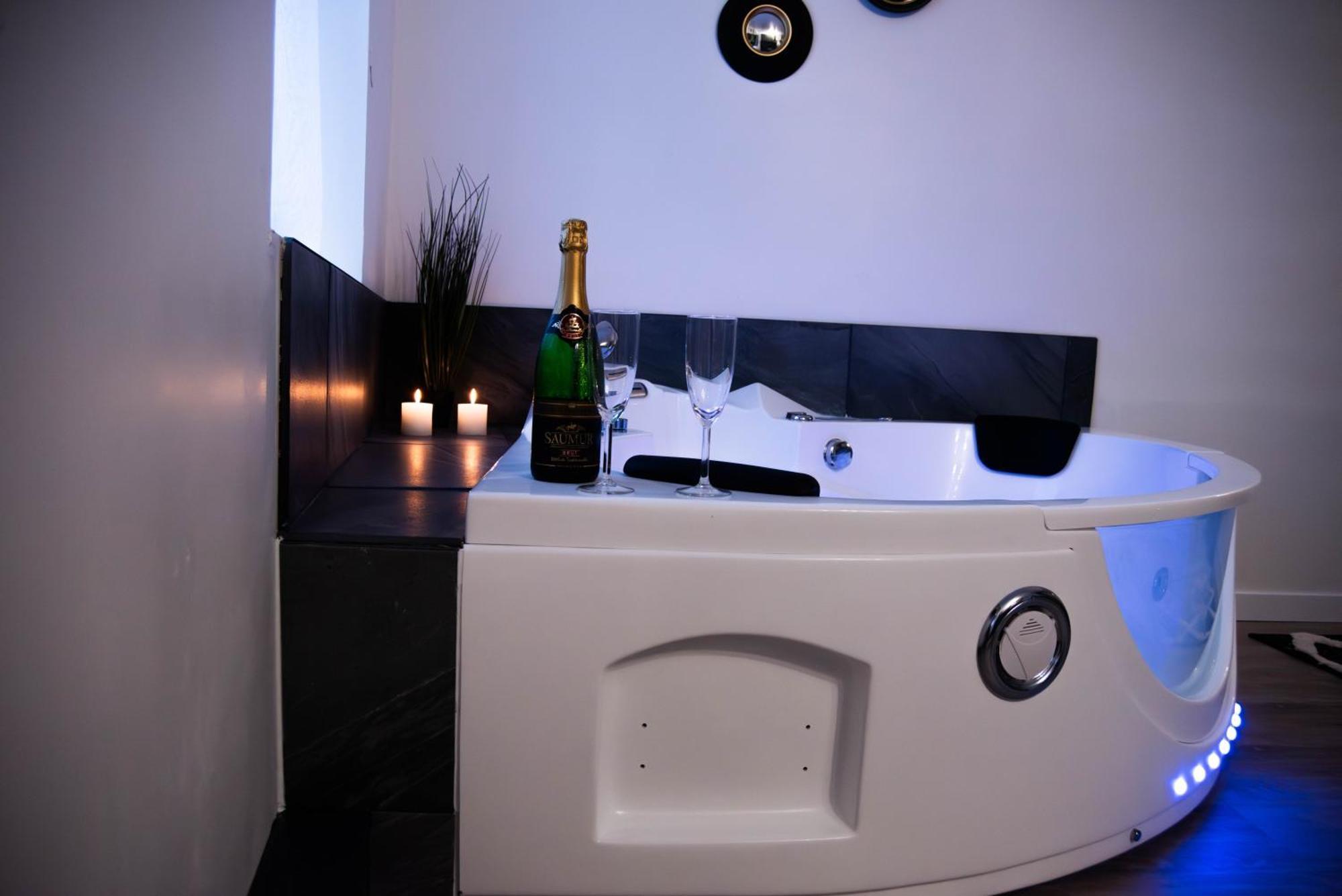Suite Romantique Jacuzzi Moulins  Exterior photo