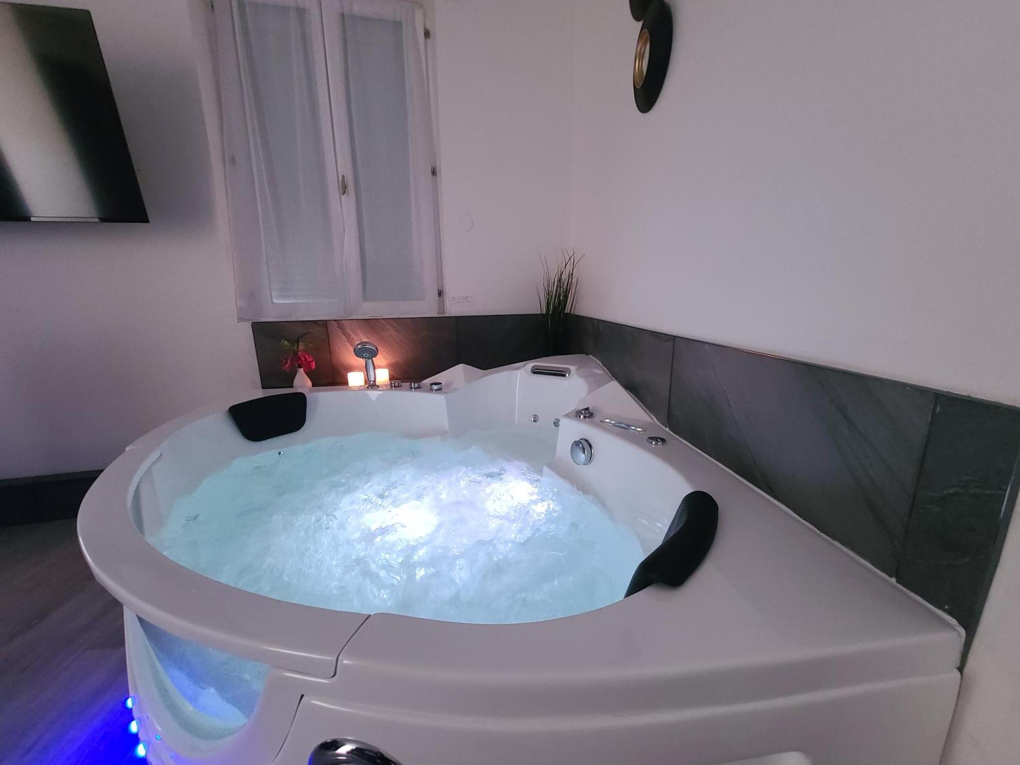 Suite Romantique Jacuzzi Moulins  Exterior photo